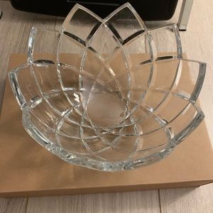 Mikasa Fruit/Salad Bowl.  Elegant Diamond-Shaped Design  8” Diam. from Pt to Pt